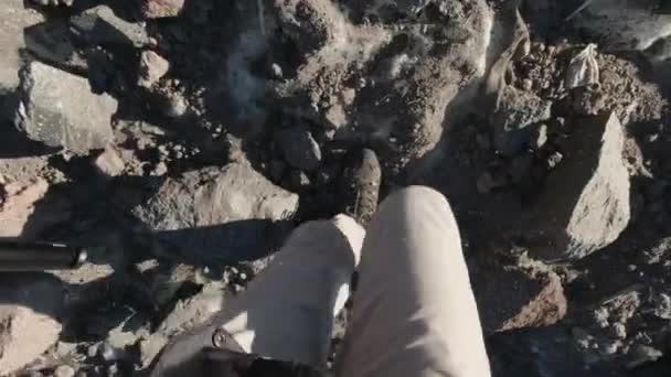 山岳地帯を散策する クリップ スポーツ服を着た男が山の岩の上を歩いている 高品質の4K映像 — ストック動画