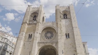 Katedral duvarlarının alçak açılı görüntüsü. Başla. Antik mimari ve tarih kavramı