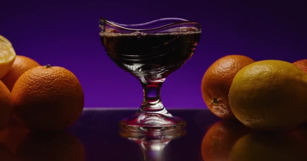 Viața Nemișcată Cocktailuri Alcoolice Clip Stoc Fundal Colorat Care Află — Videoclip de stoc
