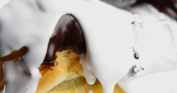 Kremalı Tatlı Borsa Klipsi Büyük Sulu Çikolata Ekleri Şekerli Beyaz — Stok video