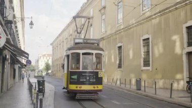 Milan, İtalya - 17 Şubat 2023: Milano sokaklarındaki eski tramvay. Başla. Milan tramvay toplu taşımacılığı