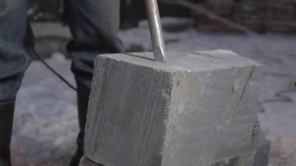 Podział Cementu Klip Człowiek Mundurze Pracujący Zimą Specjalnym Sprzętem Wysokiej — Wideo stockowe