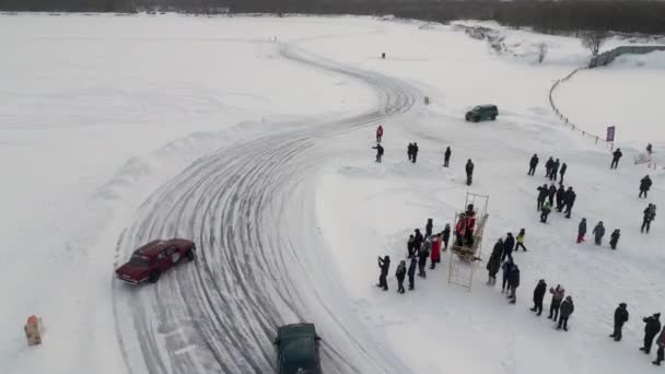 Závodí Pouličních Autech Klip Pohled Ptačí Perspektivy Zimní Ulici Automobilovými — Stock video