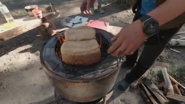 Człowiek Wkłada Bochenek Chleba Pokrojony Dwie Części Ręcznie Robionego Grilla — Wideo stockowe