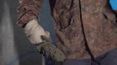 İnşaatçı tuğlaları diziyor. Şarjör. Bir tuğla duvar inşa etme süreci