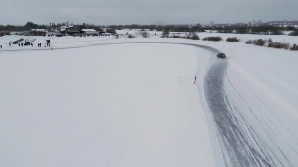 드론에서보기 얼음으로 호수에서 자동차의 — 비디오