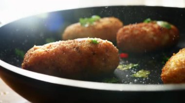 Yemek pişirme süreci. Stok görüntüleri. Kızarmış et ve sıcak tavada sebze. Yüksek kalite 4k görüntü