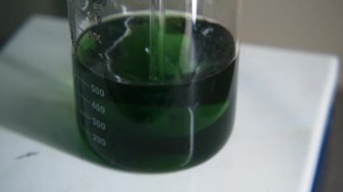 Kimyasal işlem. Stok görüntüleri. Karışık yeşil kimyasal çözeltisi olan küçük bir test tüpü. Yüksek kalite 4k görüntü