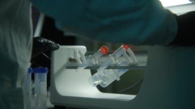 Laboratuvarda yapılan testler. Stok görüntüleri. Test tüpleri üzerinde ekipman ve testlerle çalışan genç tıp çalışanları. Yüksek kalite 4k görüntü