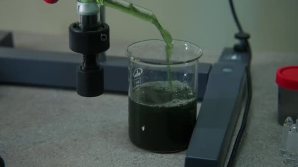 Chemický Proces Záběry Skladu Práce Zelenými Chemickými Prvky Které Nalévají — Stock video