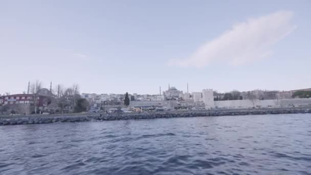 从一个有着清真寺的美丽的土耳其城市的海滨观看 夏季城市景观和起伏的水面 — 图库视频影像