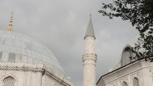 Minarett Einer Moschee Vor Bewölktem Himmel Handeln Sommergrüne Bäume Und — Stockvideo