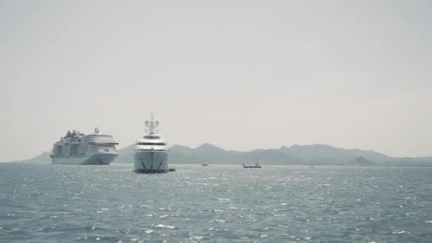 豪华游艇在海上巡游 豪华游艇及游轮的航景下午波涛汹涌 — 图库视频影像