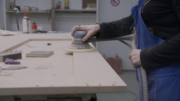 Kobieta Mieli Drewniany Produkt Warsztacie Kreatywny Kobieta Fartuchu Poleruje Drewnianą — Wideo stockowe