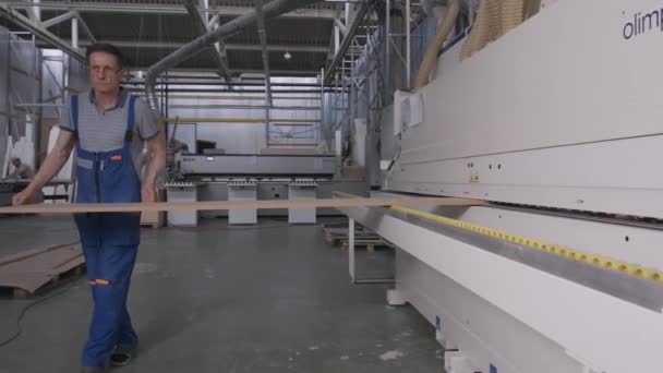 Fabrikada Çalışıyorum Yaratıcı Özel Giysili Adamlar Özel Makineler Üzerinde Ahşapla — Stok video