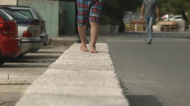 Çocuk Şehirde Taşların Üzerinde Yalınayak Yürüyor Yaratıcı Çocuk Yazın Kentsel — Stok video
