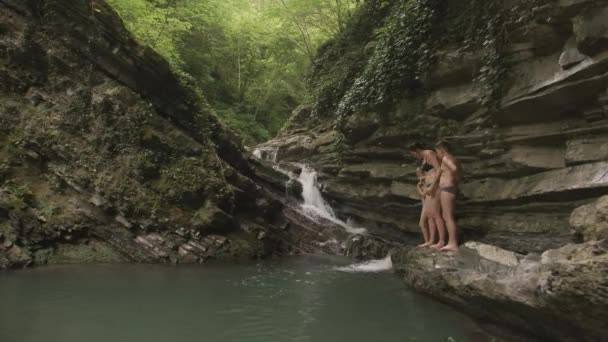 Donna Con Bambini Stagno Foresta Creativo Cascata Naturale Con Laghetto — Video Stock