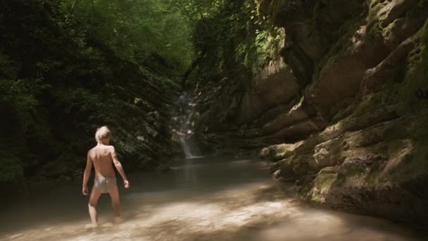 Çocuk Orman Göletinde Suya Giriyor Yaratıcı Oğlan Orman Kayalarında Gölette — Stok video