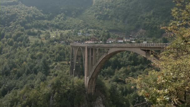 Dağlardaki Eski Köprüdeki Trafiğin Zamanı Yaratıcı Dağlardaki Eski Güzel Köprü — Stok video