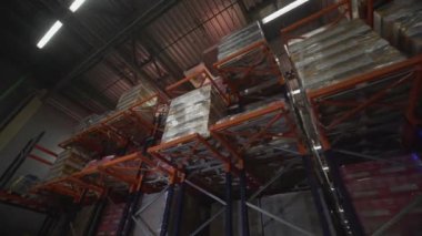 Paketlerle dolu bir depo. Yaratıcı. Raflarda sessizce istiflenmiş paketlerle dolu karanlık bir oda. Yüksek kalite 4k görüntü