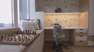 Sessiz bir çocuk odası. Yaratıcı. Çeşitli oyuncakları, satrancı, sandalyeleri ve yastıkları olan insanların olmadığı bir oda. Yüksek kalite 4k görüntü