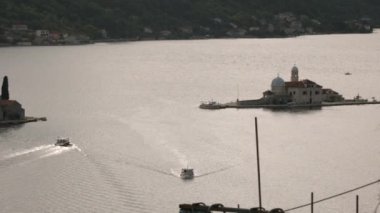 Kuş bakışı bir manzaradan alınan güzel adalar. Yaratıcı. Teknelerin ve gemilerin yeşil ağaçlarla çevrili küçük adalarda hareket ettiği mavi deniz. Yüksek kalite 4k görüntü