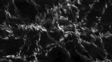 Siyah arkaplan ve gümüş lekeler. Hareket. Farklı yönlerde seğiren bilgisayar grafiklerindeki beyaz desenler. Yüksek kalite 4k görüntü