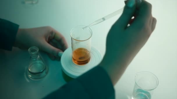 플라스크에 용액을 피펫을 사용하는 과학자 비디오 화학의 — 비디오