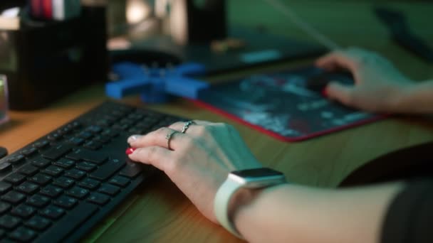 Kadın Çalışma Masasında Çalışıyor Stok Görüntüleri Ofisteki Bilgisayarı Kullanarak Kadın — Stok video