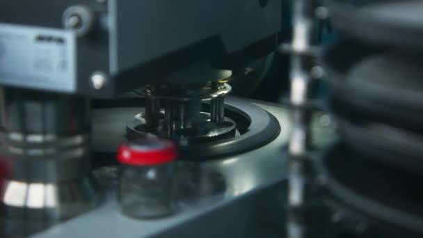 Zamknij Metalowe Rurki Analizatora Biochemicznego Materiał Filmowy Koncepcja Medycyny Badań — Wideo stockowe