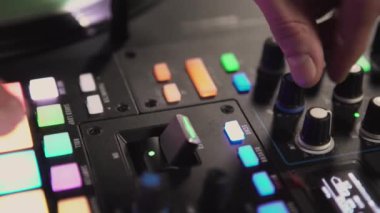 Partide müzik. - Sanat. Uzaktan kumandalı DJ tatildeki insanlar için müzik yaratıyor. Yüksek kalite 4k görüntü