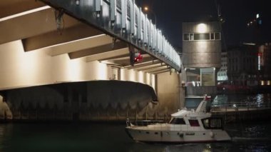 Akşam deniz kenarında yürüyüş. Başla. Turistlerin tekneye binip şehrin güzel manzarasına baktığı karanlık bir gece. Yüksek kalite 4k görüntü