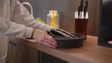 Aşçılık işi. Başla. Bir yemek şirketi çalışanı fazla yemekleri çıkararak ve malzemeleri hazırlayarak işyerini hazırlar. Yüksek kalite 4k görüntü