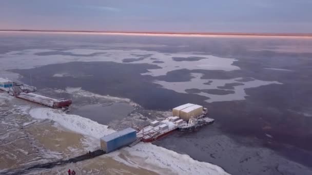 Замерзшая Река Кораблями Клип Вид Зимнюю Реку Красивыми Облаками Кораблями — стоковое видео