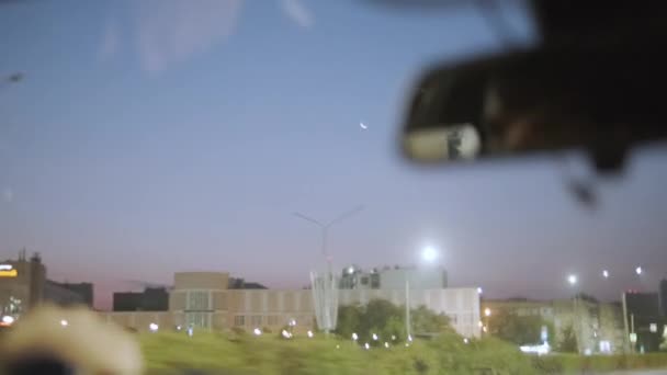 Wycieczka Wieczornym Mieście Klip Mężczyzna Jeżdżący Samochodem Przez Wieczorne Miasto — Wideo stockowe