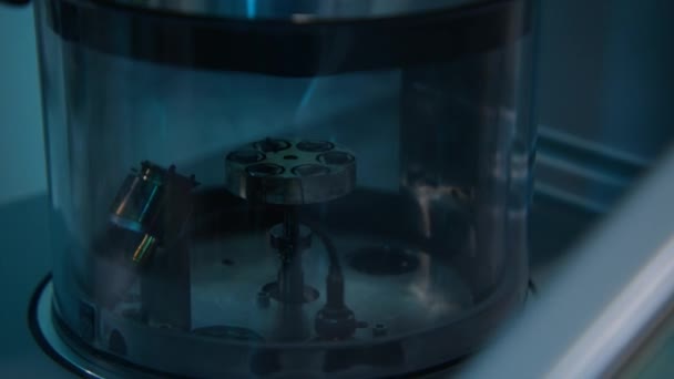 연구를위한 실험실의 비디오 원형으로 특별한 플라스크에 새로운 장비를 어두운 고품질 — 비디오
