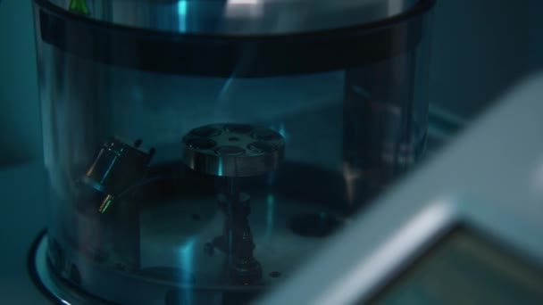 연구를위한 실험실의 비디오 원형으로 특별한 플라스크에 새로운 장비를 어두운 고품질 — 비디오
