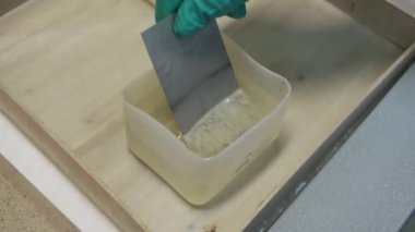 Plaka çözeltisinin analizi. Şarjör. Ofisteki adama yakın çekim metal plakayı oksitliyor. Metal levhanın çözeltideki oksitlenmesi veya analizi. 