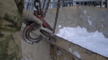 Müteahhit kancasını yüklemek için yakın plan. Şarjör. Yükleme için kanca onarılıyor. Vinçle kaldırmak için römorku ağır yüklemeye bağlayın.