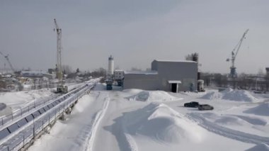 Kışın kargo vinçleri olan sanayi bölgesi. Şarjör. Kış günü vinçleri olan endüstriyel üretim alanı. Turnalı sanayi kentinin kış manzarası.