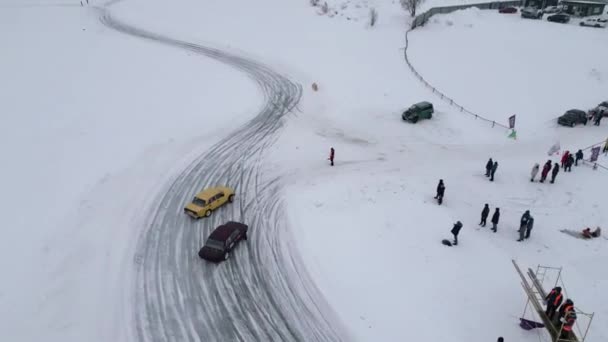 자동차 경주의 필드에서 트랙에 자동차 겨울에 현장에서 도로에 자동차 — 비디오