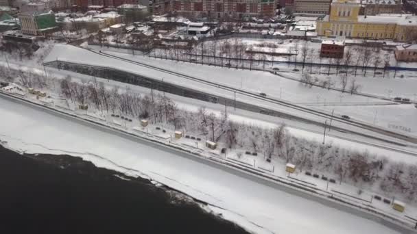 Top Kilátás Téli Töltés Folyó Közelében Város Csípés Folyó Városhoz — Stock videók