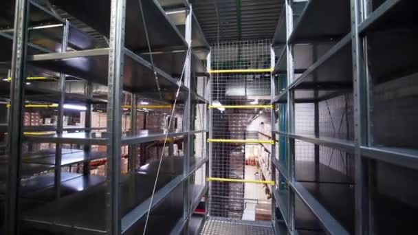 Blick Das Innere Einer Großen Industrieanlage Kreativ Treppen Und Regale — Stockvideo