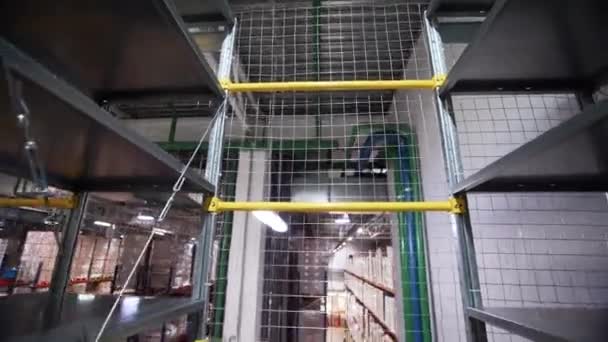 Büyük Bir Endüstriyel Tesisin Içine Bakın Yaratıcı Bir Depodaki Merdiven — Stok video