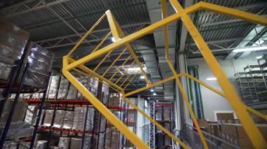 Mallarla dolu raflarla dolu bir mağaza. Yaratıcı. Lojistik dağıtım merkezi içsel