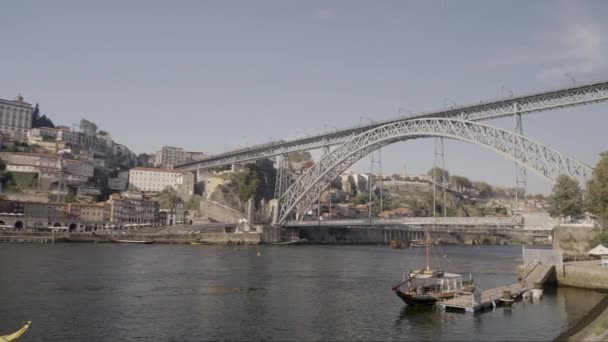 Hermoso Paisaje Con Río Sol Acción Pequeños Barcos Rodando Alrededor — Vídeo de stock