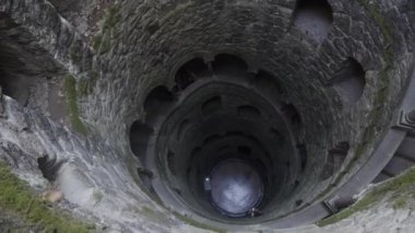Yeraltı kuyusu manzarası. Başla. Yeraltındaki eski ortaçağ kulesi. Portekiz 'deki yeraltı kulesinde turistler. 