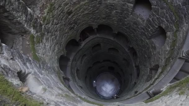 地下井塔景观 古老的中世纪塔楼在地下 葡萄牙地下塔楼的游客 — 图库视频影像