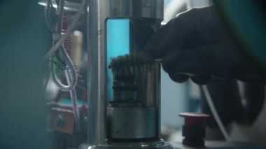 Ekipman temizliği. Stok görüntüleri. İş yerinin özel fırçalarla temizlendiği laboratuarda Gineral temizliği. Yüksek kalite 4k görüntü
