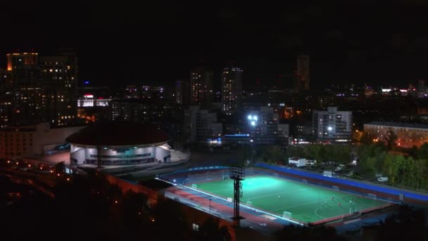 Geceleri Güzel Bir Şehir Stok Görüntüleri Fenerlerle Uzun Evlerle Stadyumla — Stok video